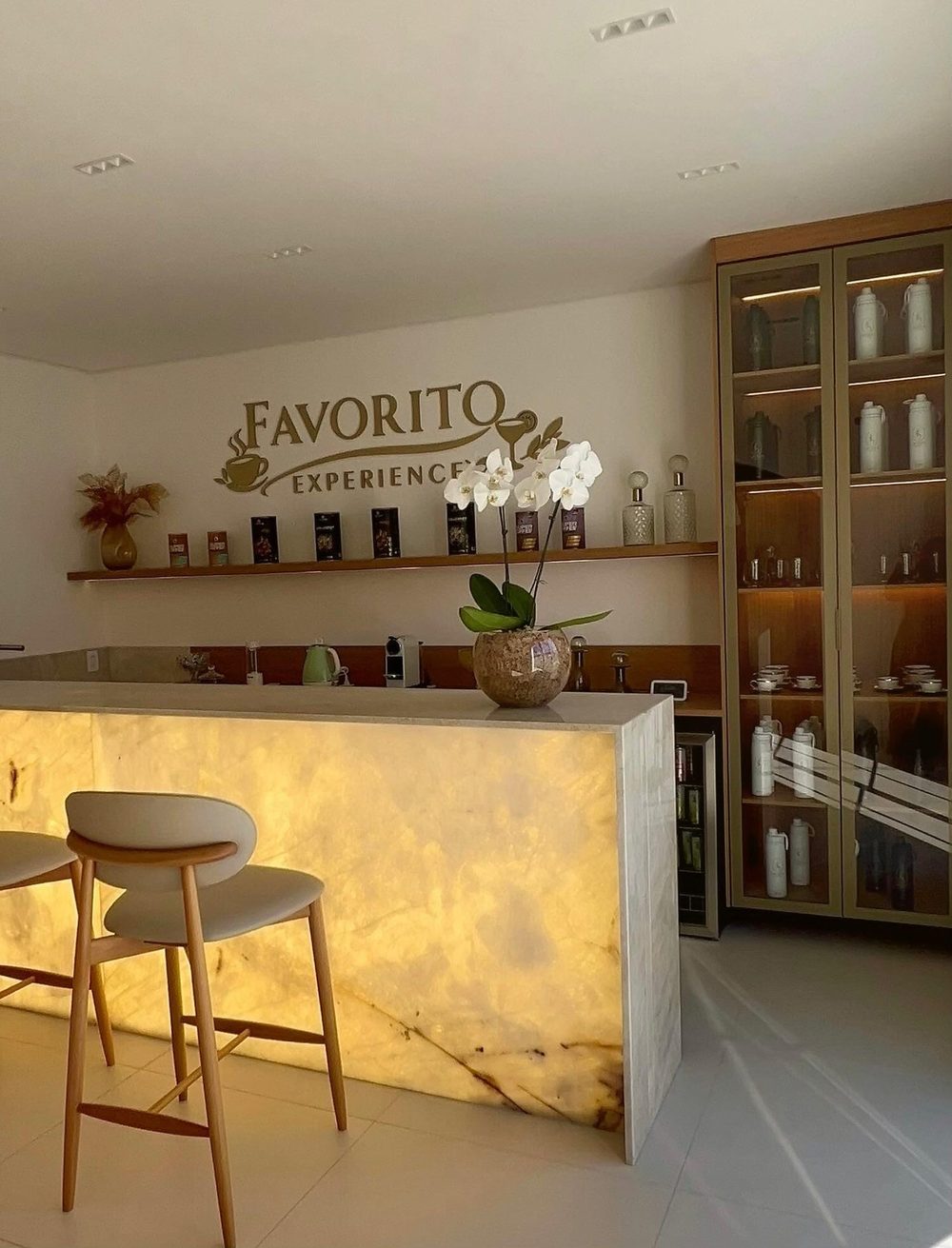 Espaço Favorito Experience, com bancada iluminada e banquetas