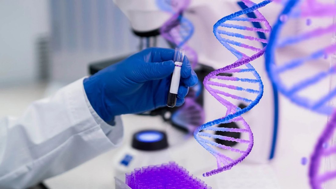 Mão com luva azul segurando um tubo de amostra ao lado de ilustração de fita de DNA